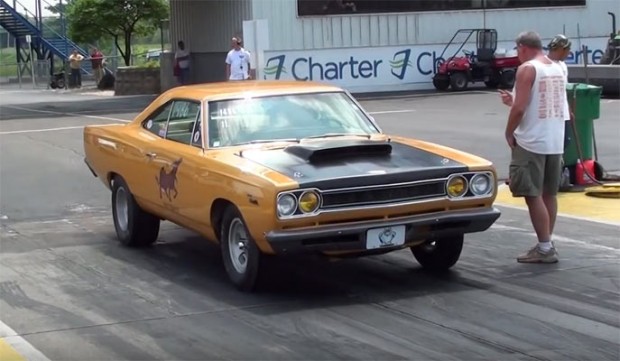 Muscle-Car-Drag-Racing-day